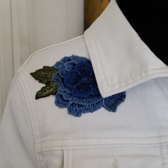Old Navy White Denim Trucker Jacket w/ Blue Roses - Picture 4 of 11